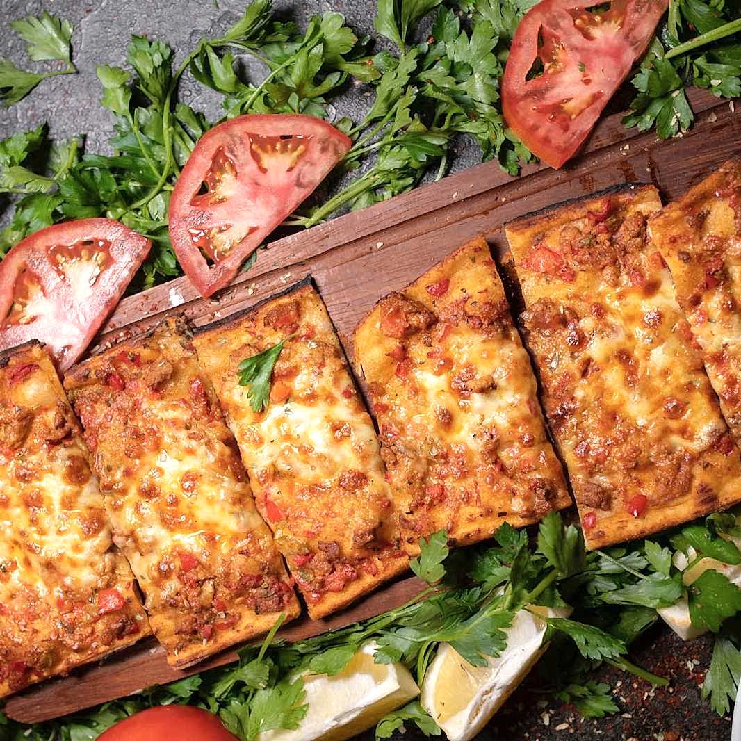 Kaya Kebap - Kuşbaşılı Kaşarlı Pide